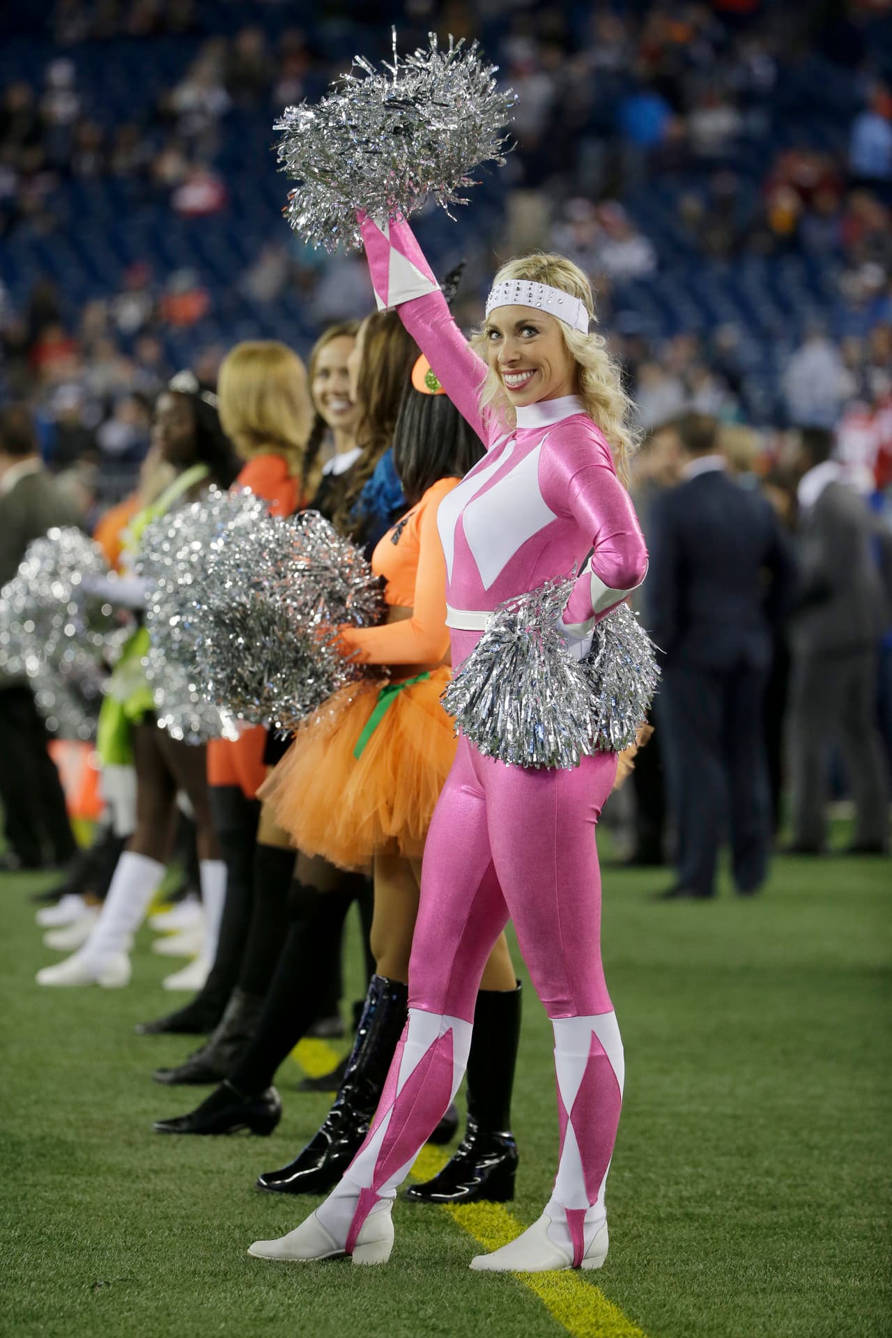Las bellas porristas de la NFL siguen demostrándonos sus disfraces en esta época de Halloween. ¡Chécalos!