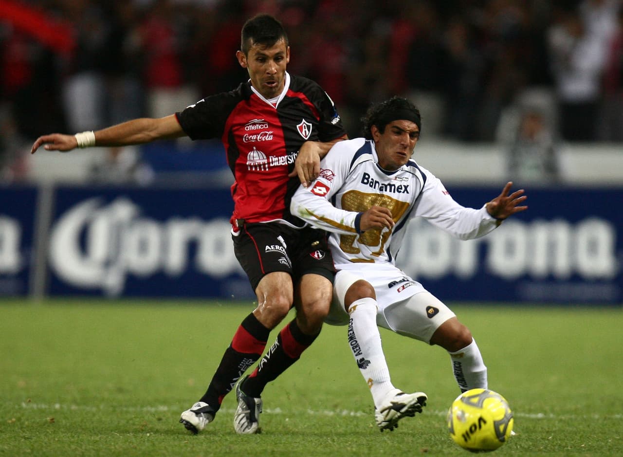 Solamente una vez los Rojinegros lograron imponerse con claridad, Atlas le ganó 2-0 a Pumas en la jornada 7 del Clausura 2009 con goles de Lucas Ayala y Edgar Pacheco el 22 de febrero de ese año.