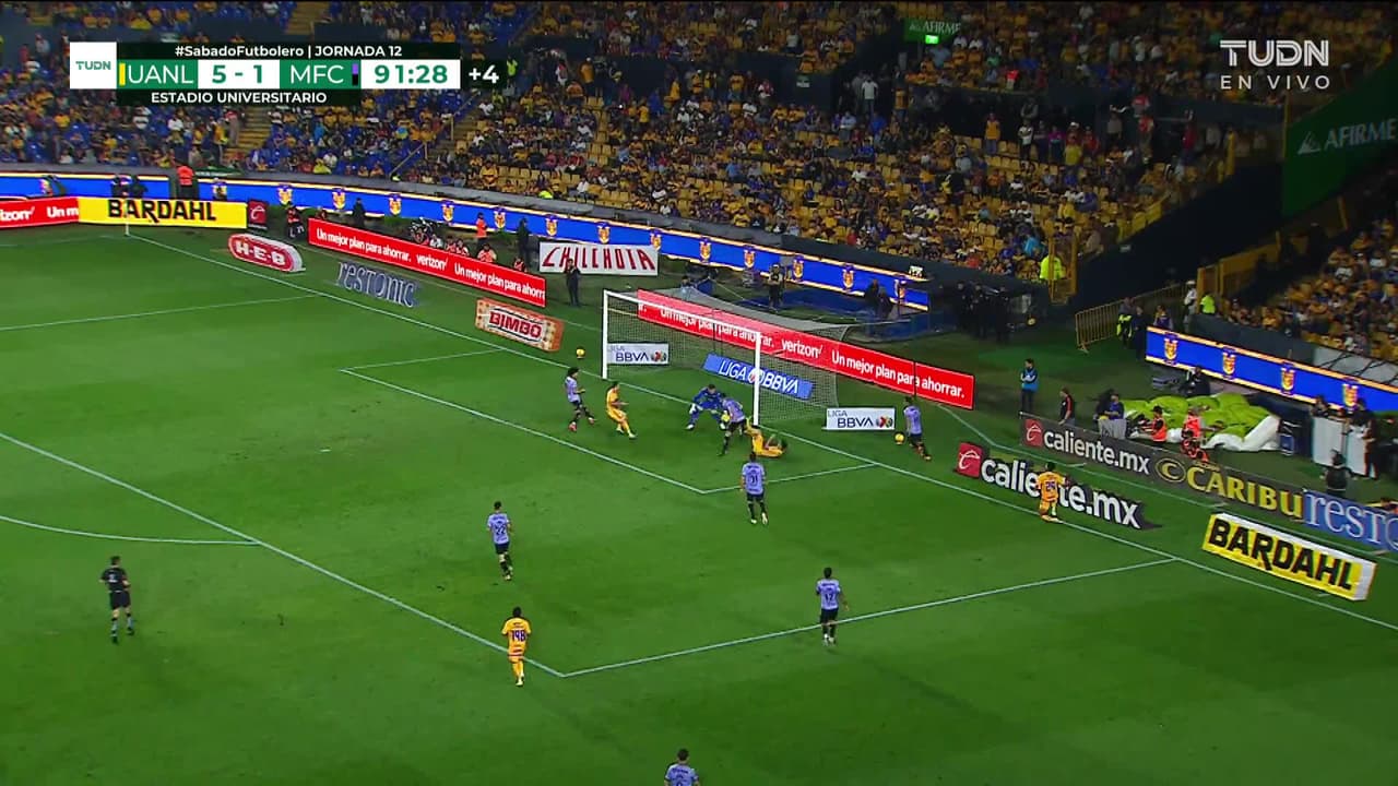 ¡TIRO ATAJADO! disparo por Nicolás Ibáñez.