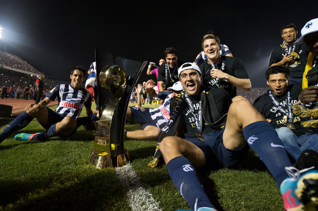 Chávez obtuvo sus primeros dos títulos a nivel de clubes con Monterrey en la Liga de Campeones de Concacaf en 2012 y en 2013.