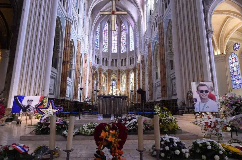 El deporte motor rinde tributo a Anthoine Hubert en su funeral