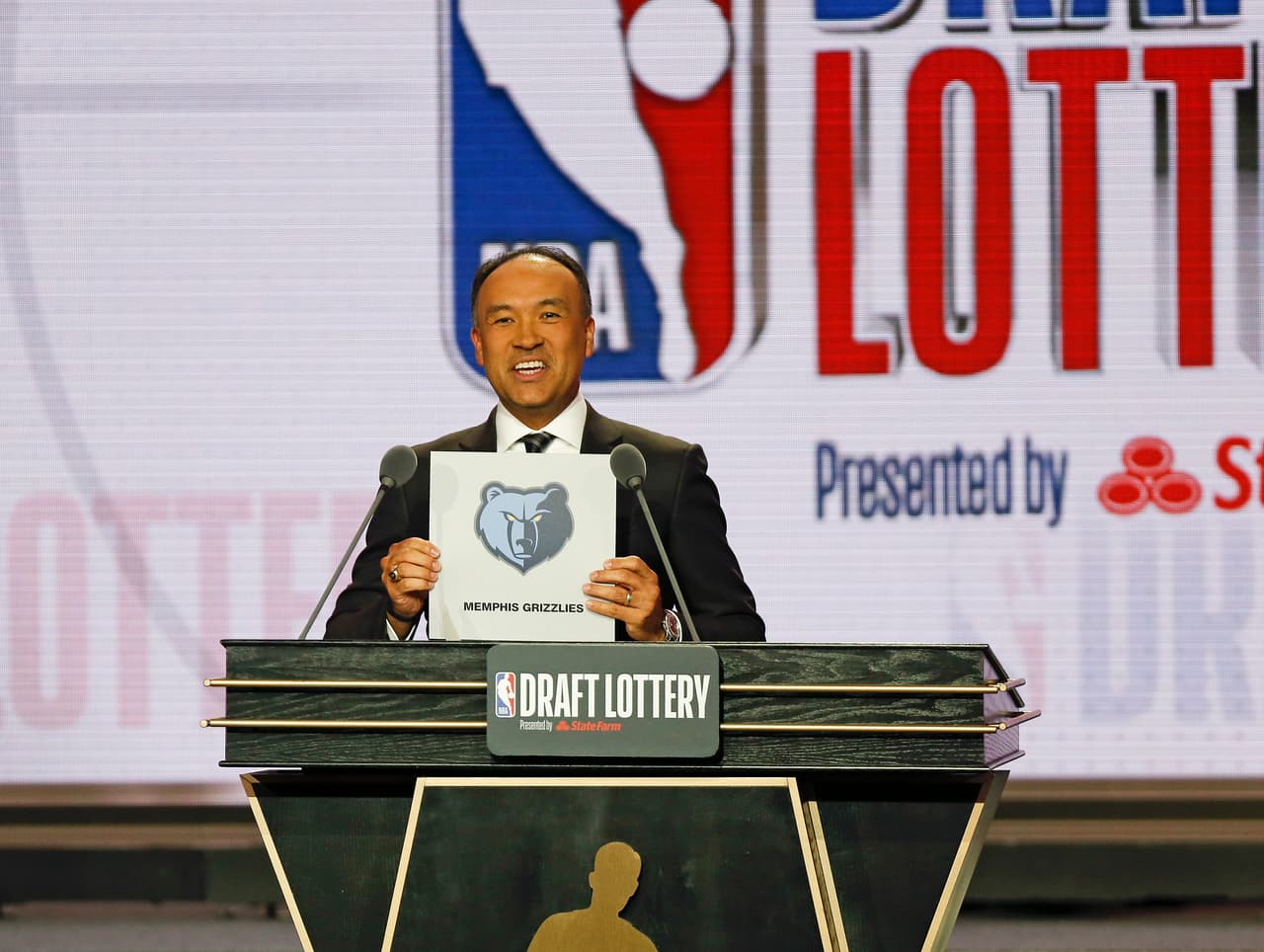 Aquí el vicecomisionado de la NBA Mark Tatum anunciando que los Memphis Grizzlies tendrían la segunda selección del Draft de 2019.