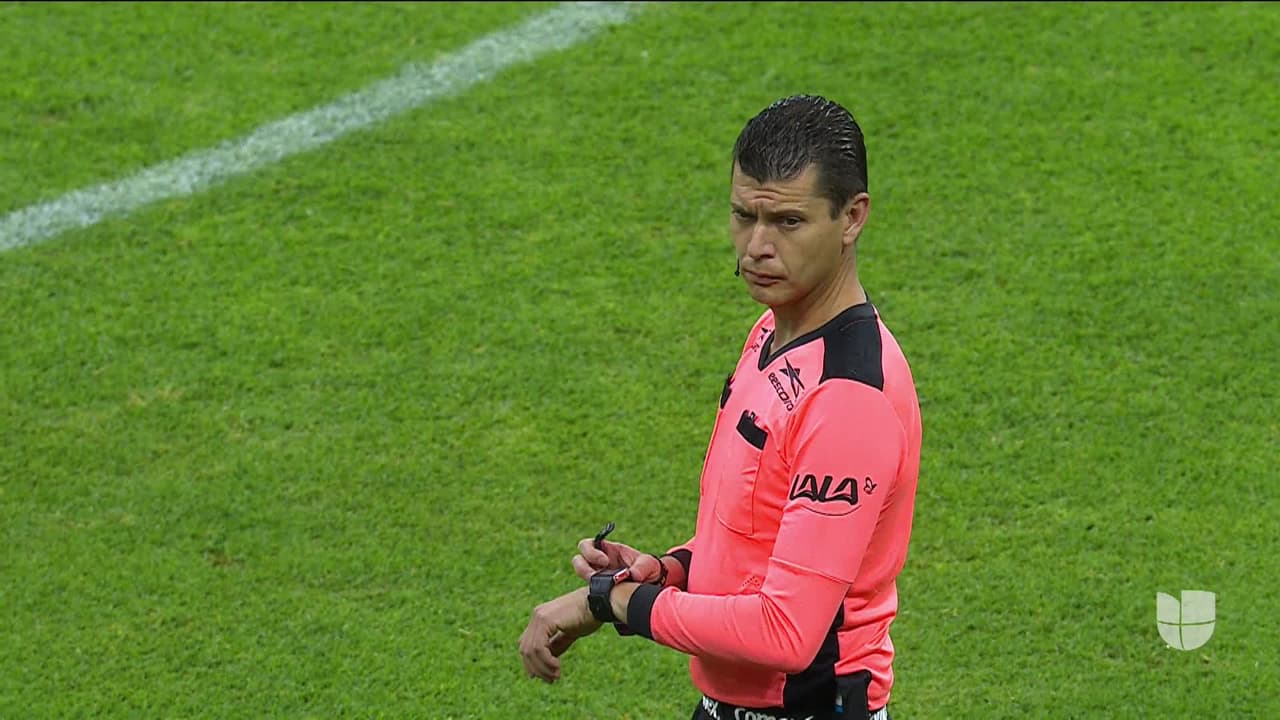 Arranca el partido y la pelota está en juego.