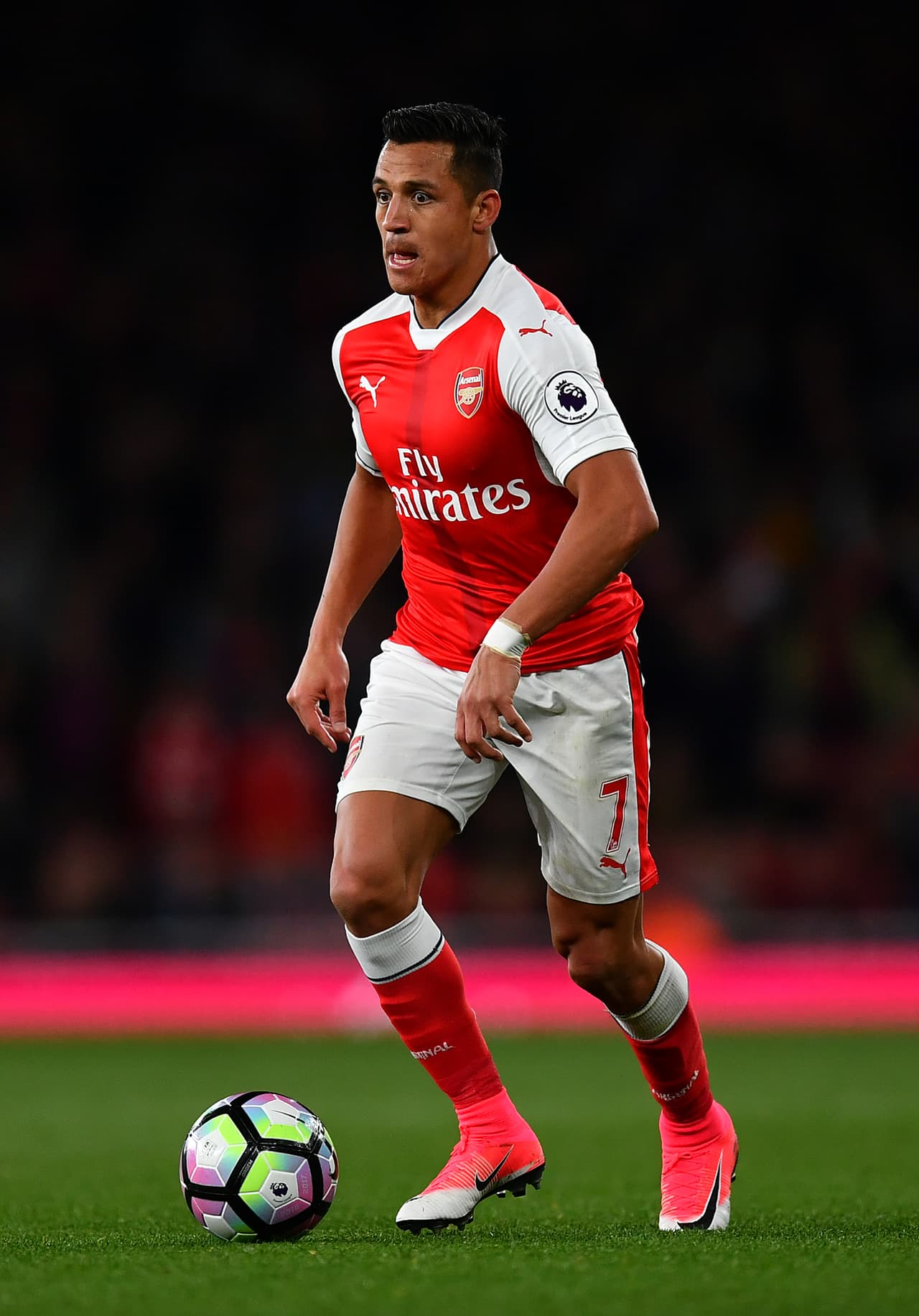 8. Alexis Sánchez (Arsenal) - Es la mayor figura de los 'gunners' y es gracias a sus 9 asistencias y 18 goles par aun total de 27 participaciones en anotaciones de su equipo en la Premier League. Sus posibles destinos son Manchester United y Chelsea.