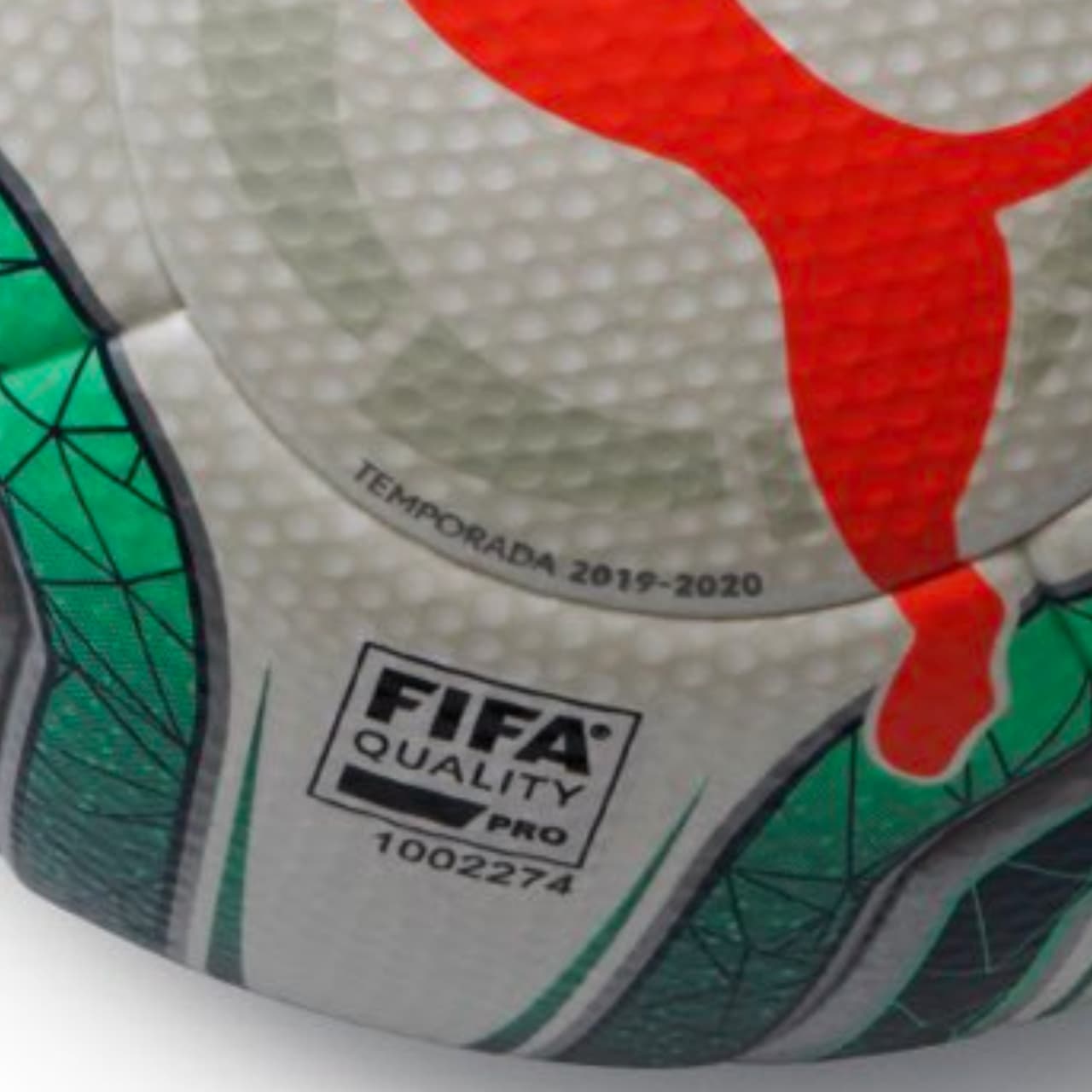 Después de 20 años de contrato con Nike, La Liga estrenará nuevo balón de la mano de Puma. Para esta ocasión el verde es protagonista en distintos tonos con tecnología de última generación. Junto al logotipo de la marca alemana se encuentra también una identidad de la organización en gris lo que lo hace aún más exclusivo.