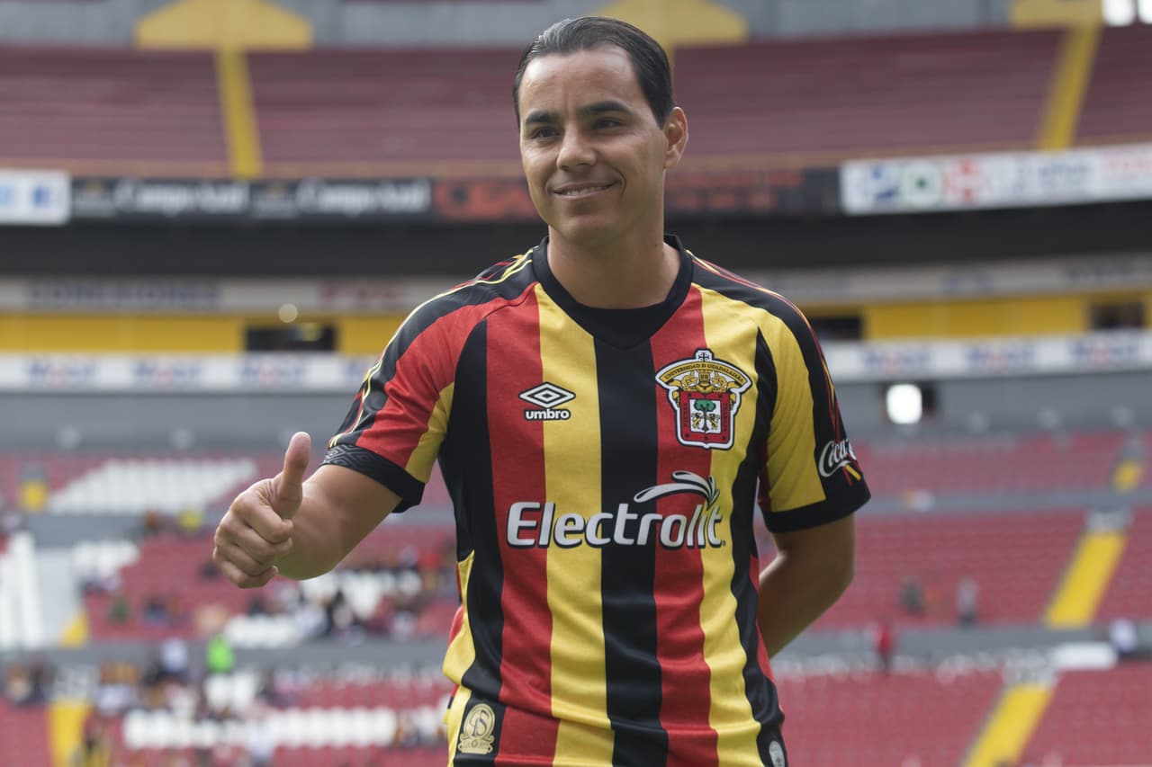 Omar Bravo de 39 años en su presentación con Leones Negros de la UdeG en el Ascenso MX.