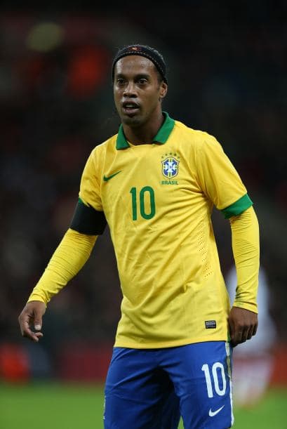 El otro futbolista tan pedido por los brasileños no puede ser otro que Ronaldinho. A sus 33 años, el ex jugador de Barcelona, Milan y PSG quiere disputar otro Mundial. El jugador del Atlético Mineiro, reciente campeón de la Copa Libertadores, se recupera de una lesión y espera alcanzar a jugar el Mundial de Clubes. Ya se perdió la Copa Confederaciones, pero el Mundial de 2014 sería un modo especial de despedirse de la 'Canarinha'; por algo es que ha rechazado una oferta del Besiktas curco hasta en tres ocasiones, ya que sabe que jugando en Brasil será más visto por 'Felipao'.