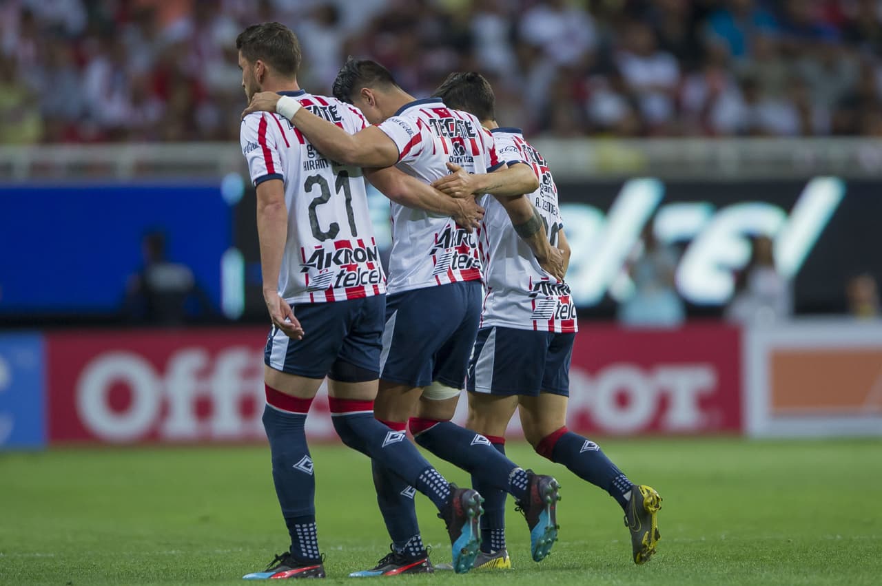 Nada le salió a Chivas en el partido, porque al minuto 43 se marchó lesionado Alan Pulido (centro).
