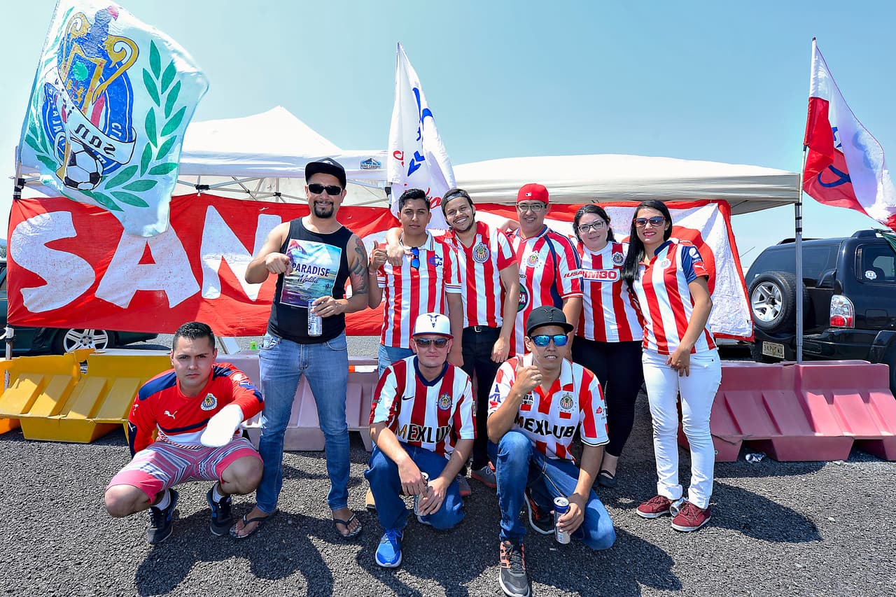 Aficionados de Chivas y Tigres disfrutaron de un gran espectáculo. Música, carne asada, sombreros, maquillajes, máscaras y banderas fueron la constante en el Estadio Chivas.