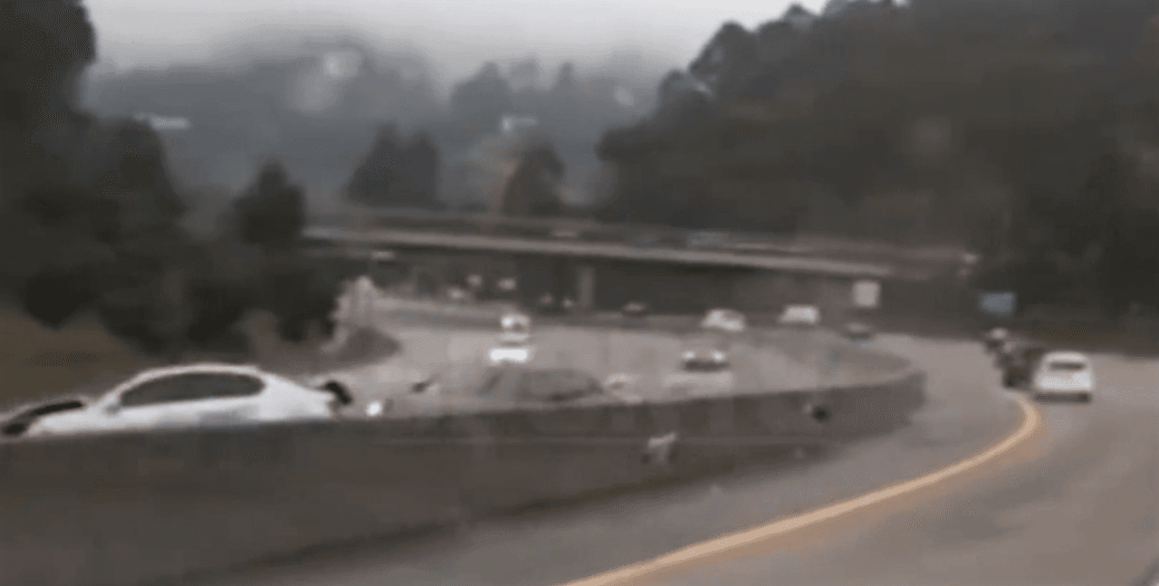 Minutos después del accidente llegó una grúa a llevarse el vehículo de Curry, para remolcarlo a otra parte.