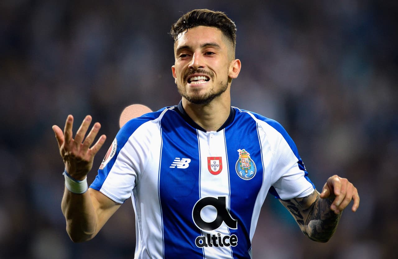 Así llegó al inuto 37 del primer tiempo el anhelado tanto de Porto por medio de Alex Telles, para abrir la diferencia en un duelo cerrado.