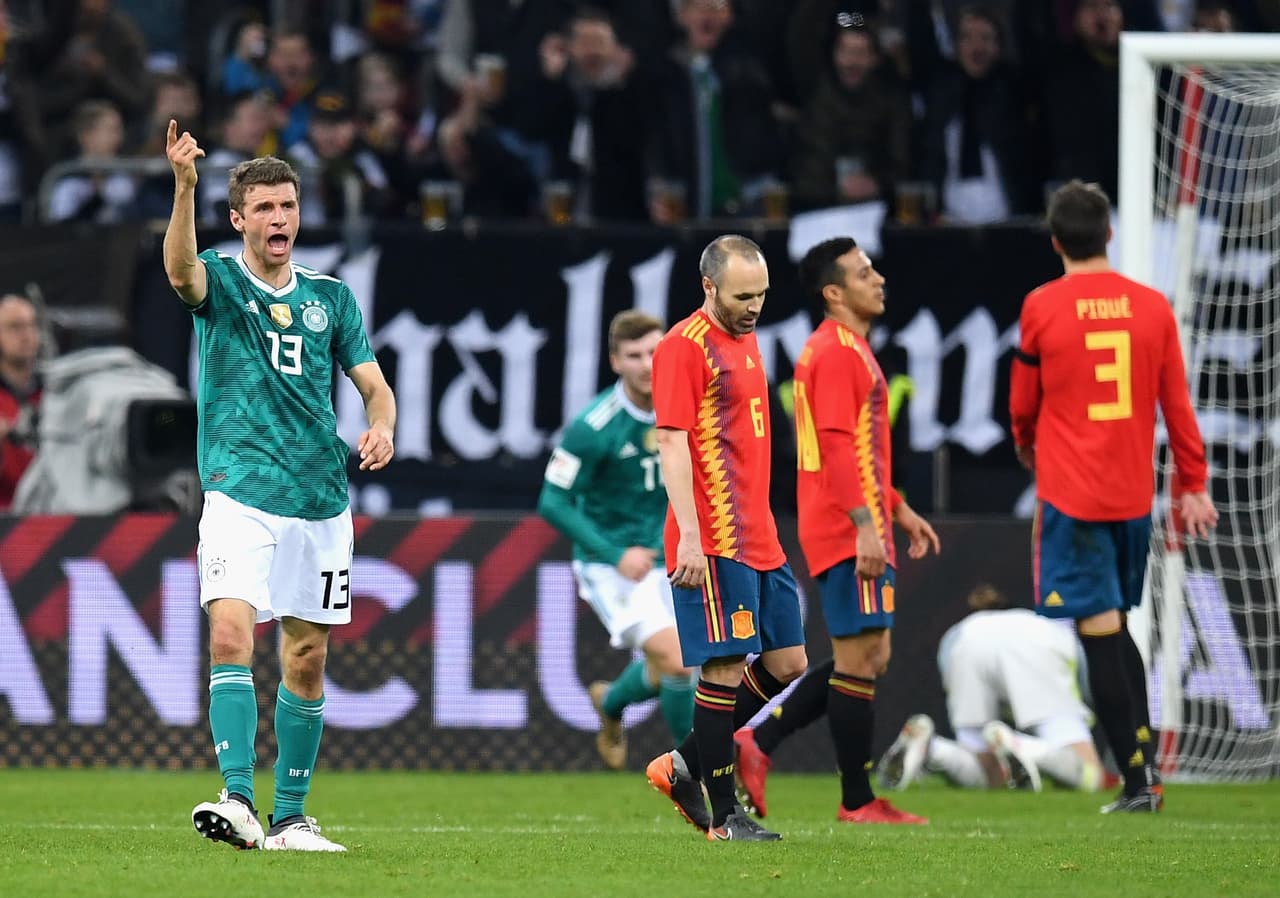 13-
<b>Thomas Müller (7).</b> Muy poco participativo, pero en una de las pocas que intervino empató el partido a los 35 con un bombazo desde afuera del área. Con eso solo trepó a uno de los escalones más altos de su equipo en cuanto a las calificaciones.