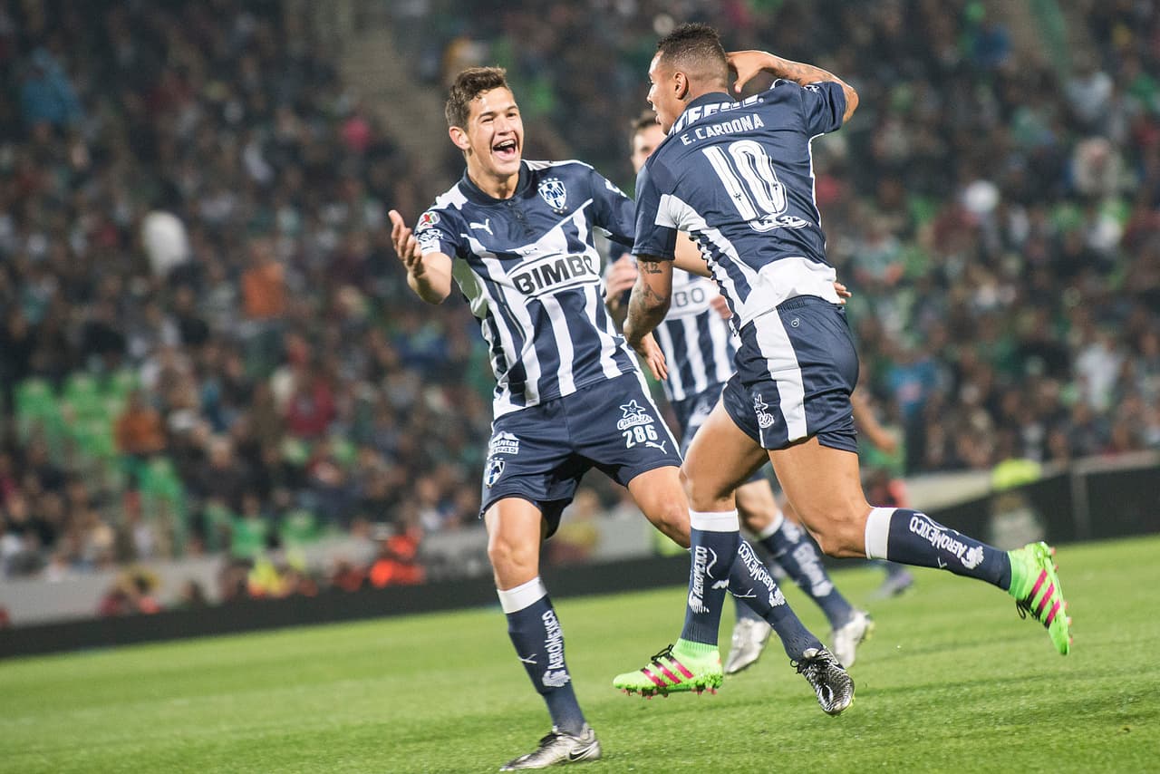 Colocó como central a César Montes y mandó a la banda derecha a Efraín Juárez para que apoyara en la creación de servicios al área.