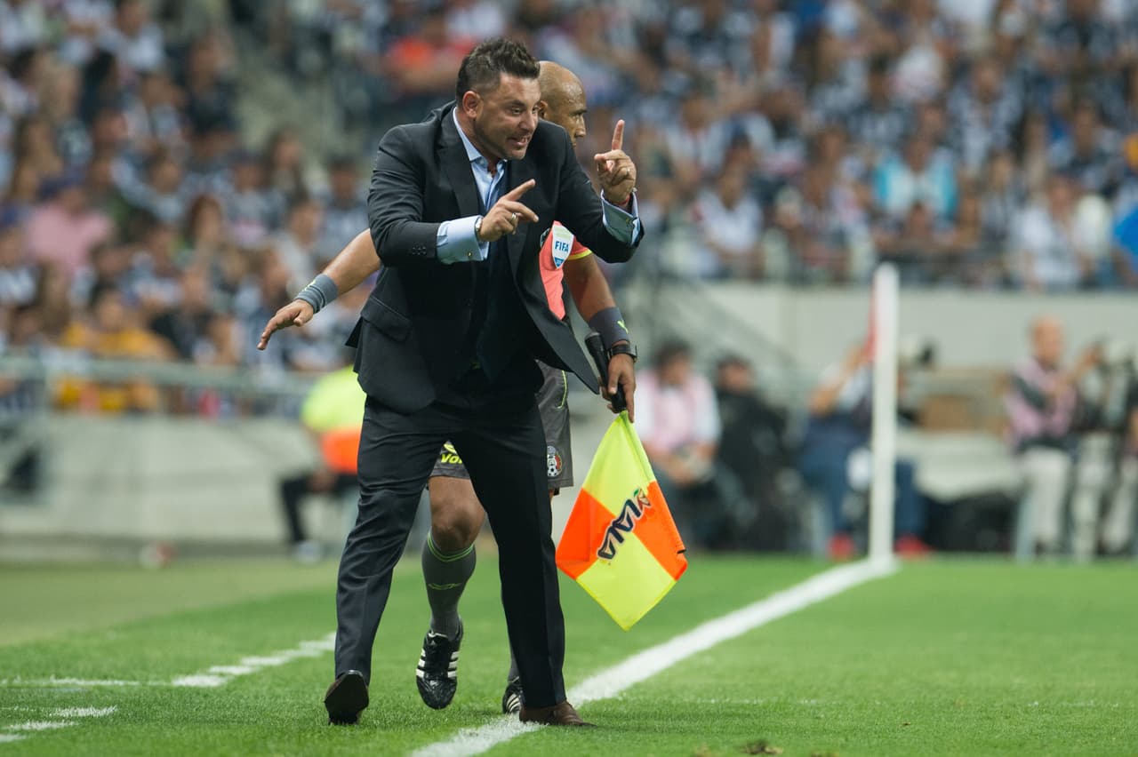 Modificó su parte baja, dejó sentados a Ricardo Osorio y a César Montes, cambió de costado a Edgar Castillo por la banda derecha.