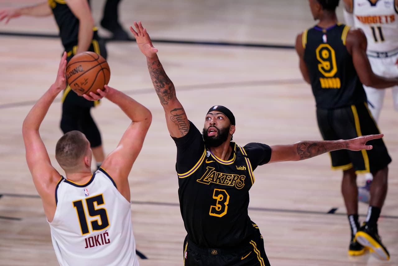 Anthony Davies anota 31 puntos y encesta la canasta que le da el triunfo a los Lakers 103-105 sobre los Denver Nuggets.