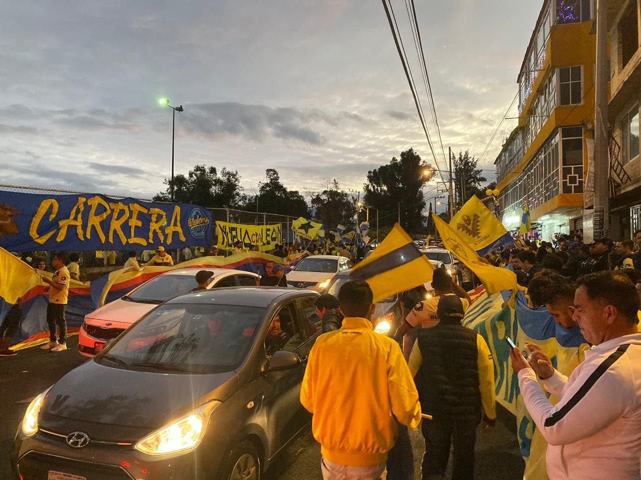 ¡Gran recibimiento al América! La afición le muestra el apoyo a su equipo con cantos, banderas y bengalas a su llegada al Estadio Azteca.