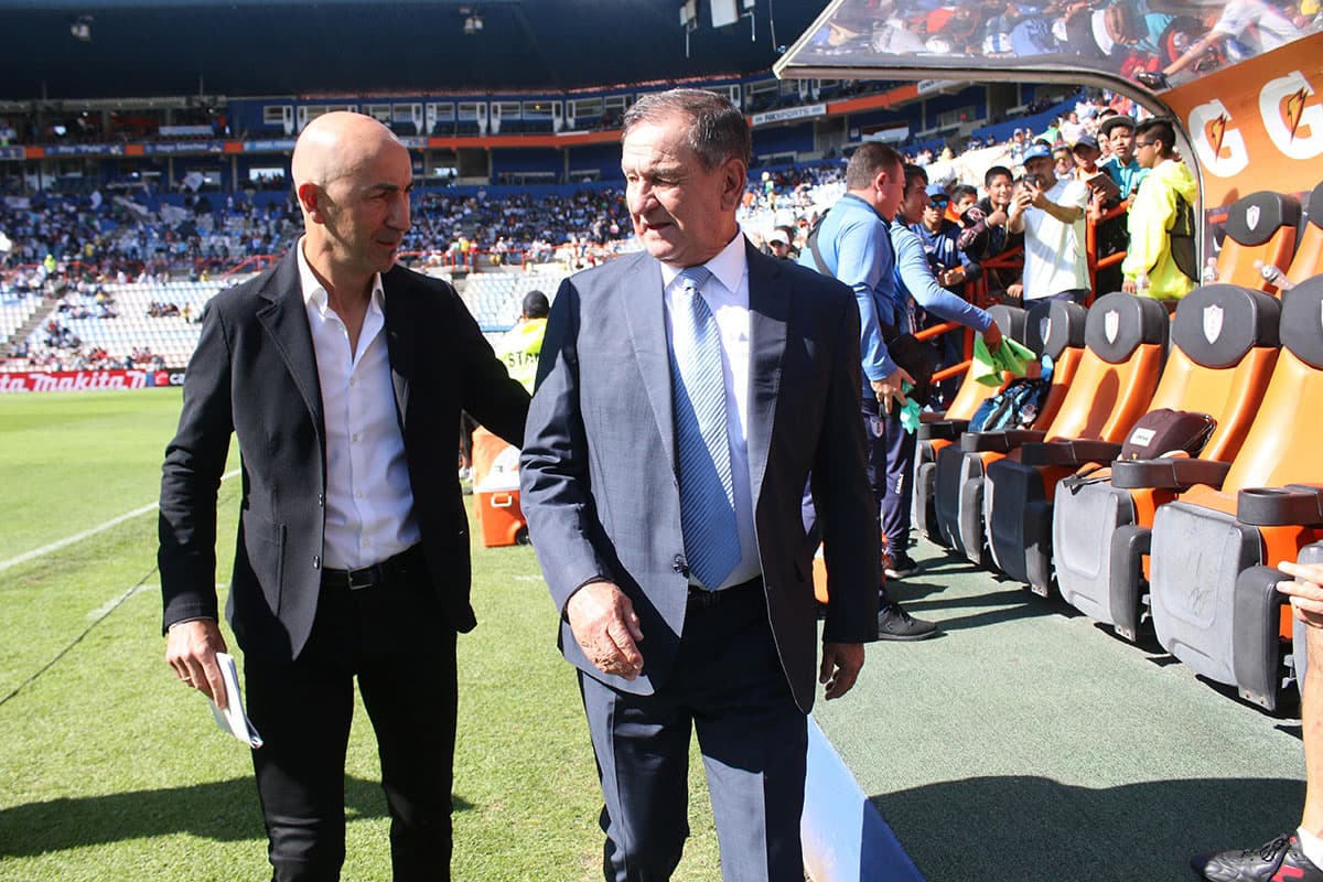 Dialogan antes del juego los directores técnicos, Francisco Ayestarán de Pachuca (izquierda), y Enrique Meza del Puebla (derecha).