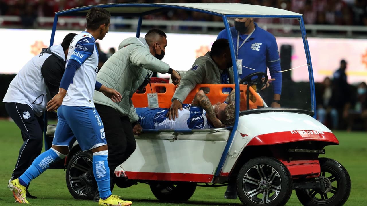 Gustavo Ferrareis sufre escandalosa lesión con Puebla ante Chivas
