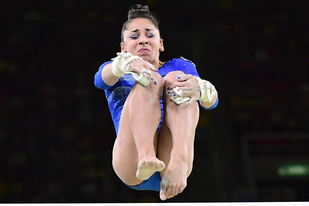 La gimnasta rusa Aliya Mustafina durante un ejercicio en las barras asimétricas.