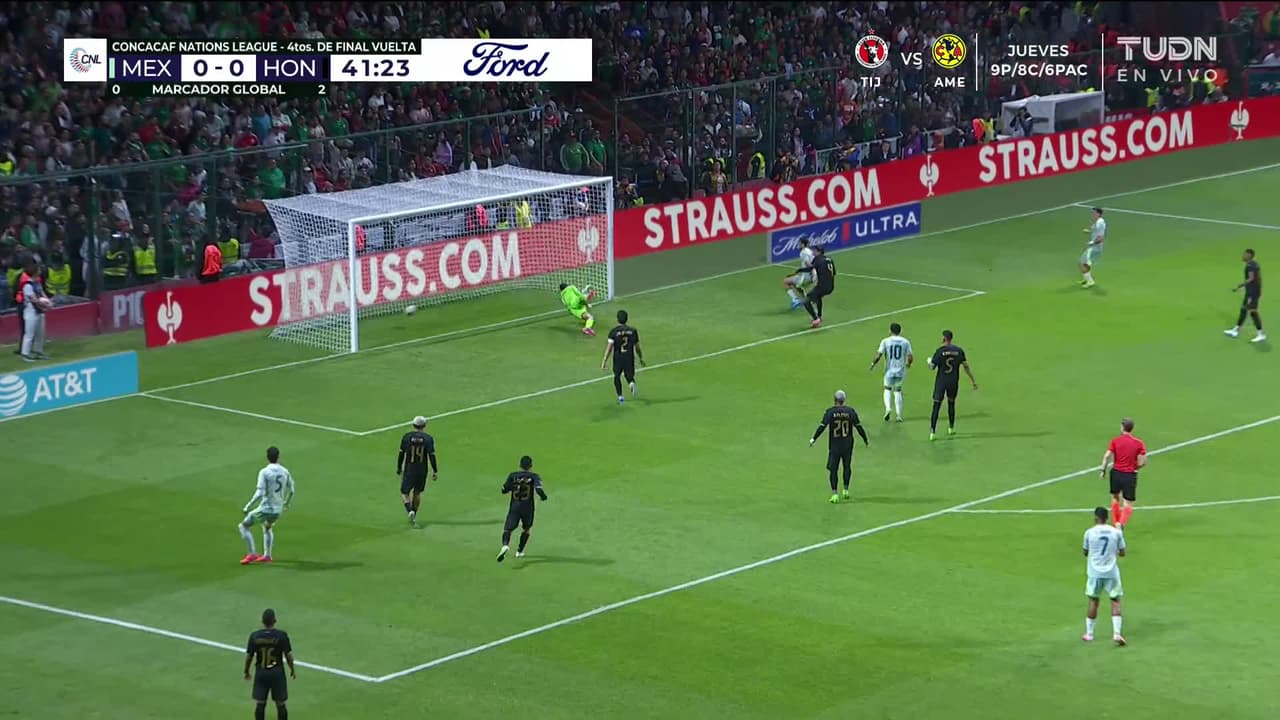 ¡GOL!  anota para México. Raúl Jiménez