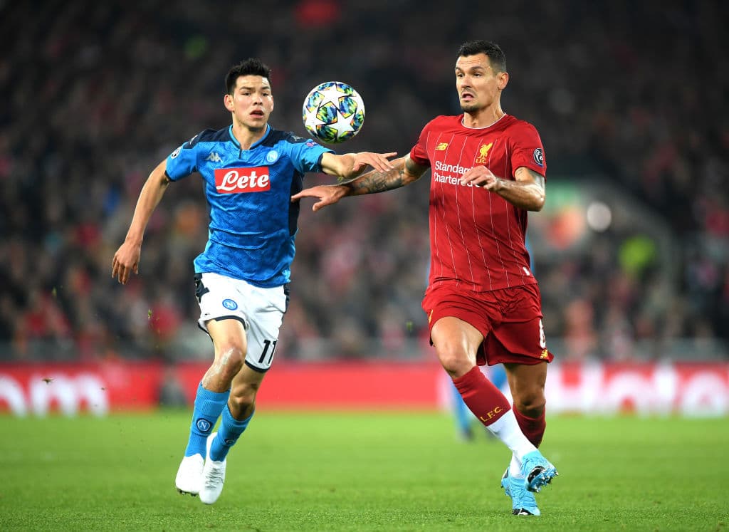 Hirving Lozano disputando un balón con Dejan Lovren.