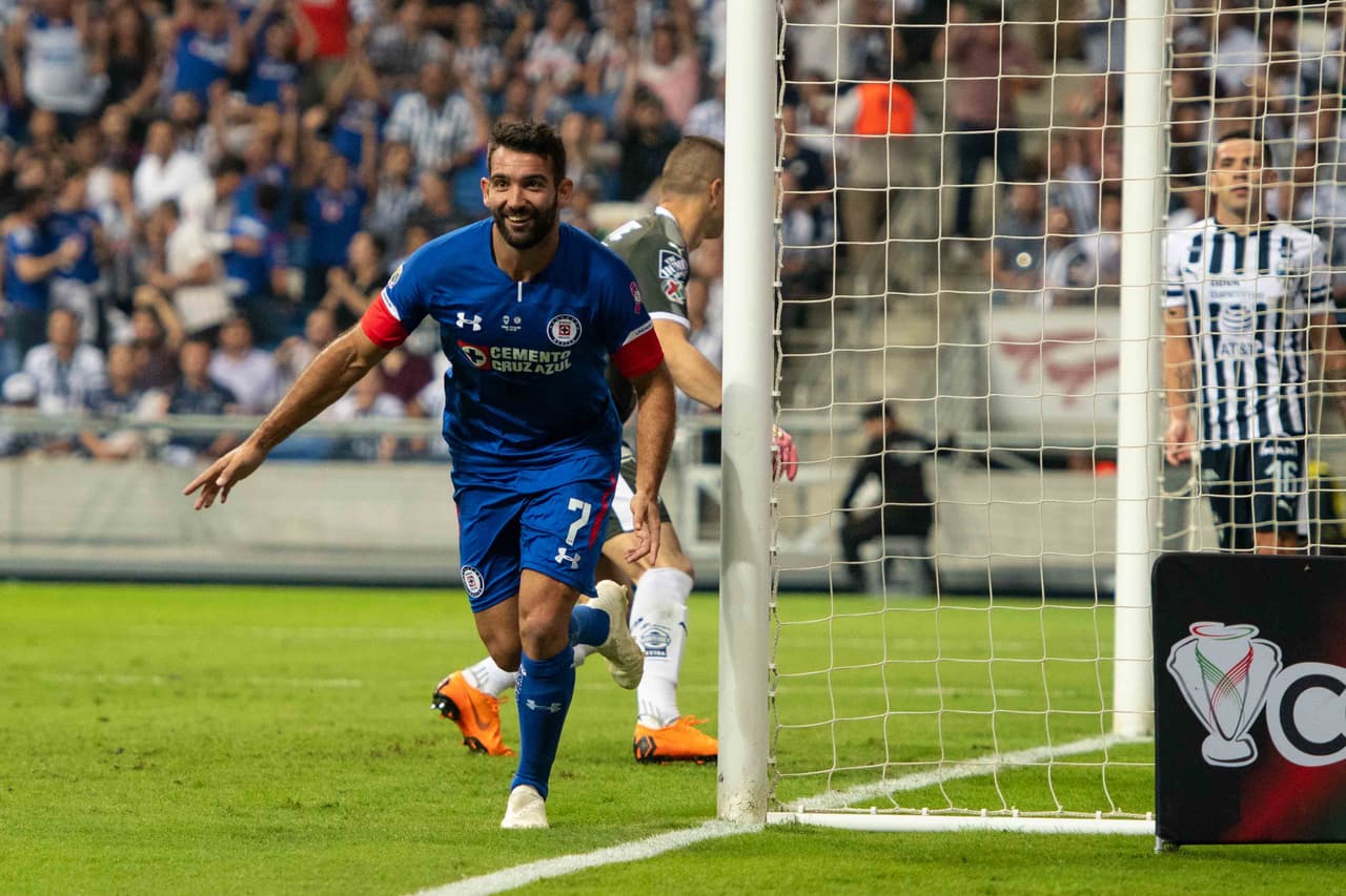 Pero a La Máquina apenas le tomó 6 minutos volver a asestar otro golpe. A los 51' de tiempo corrido, el uruguayo Martín Cauteruccio quien apenas había entrado de cambio, puso el 2-0.