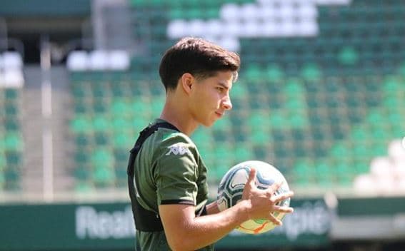 Pijama todo el día, videojuegos y redes: la rutina de Lainez