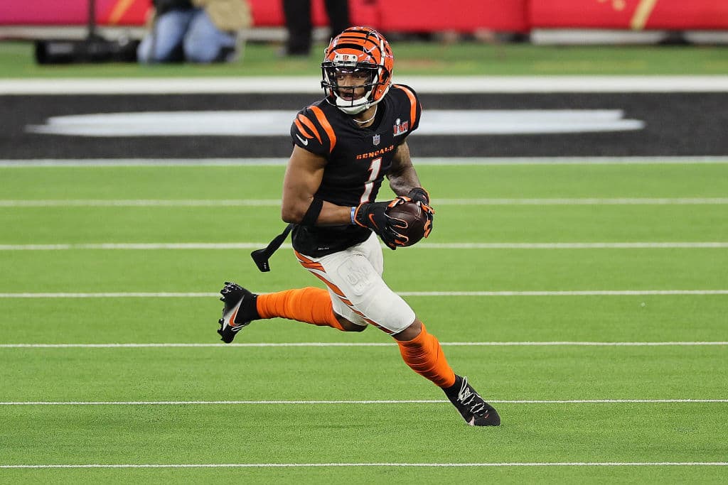 Cuando se unió a los Bengals aprovechó el cambio de normativa para los números dorsales de la NFL, así que se convirtió en el primer jugador de la historia de la franquicia en llevar el número 1.
