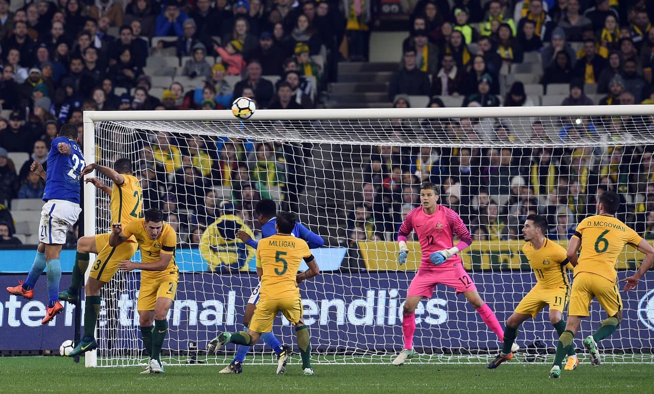 Muy pronto, antes del primer minuto de juego, Diego Souza (Sport Recife) abrió el marcador para poner a festejar a Brasil y meterle preocupación a los locales.