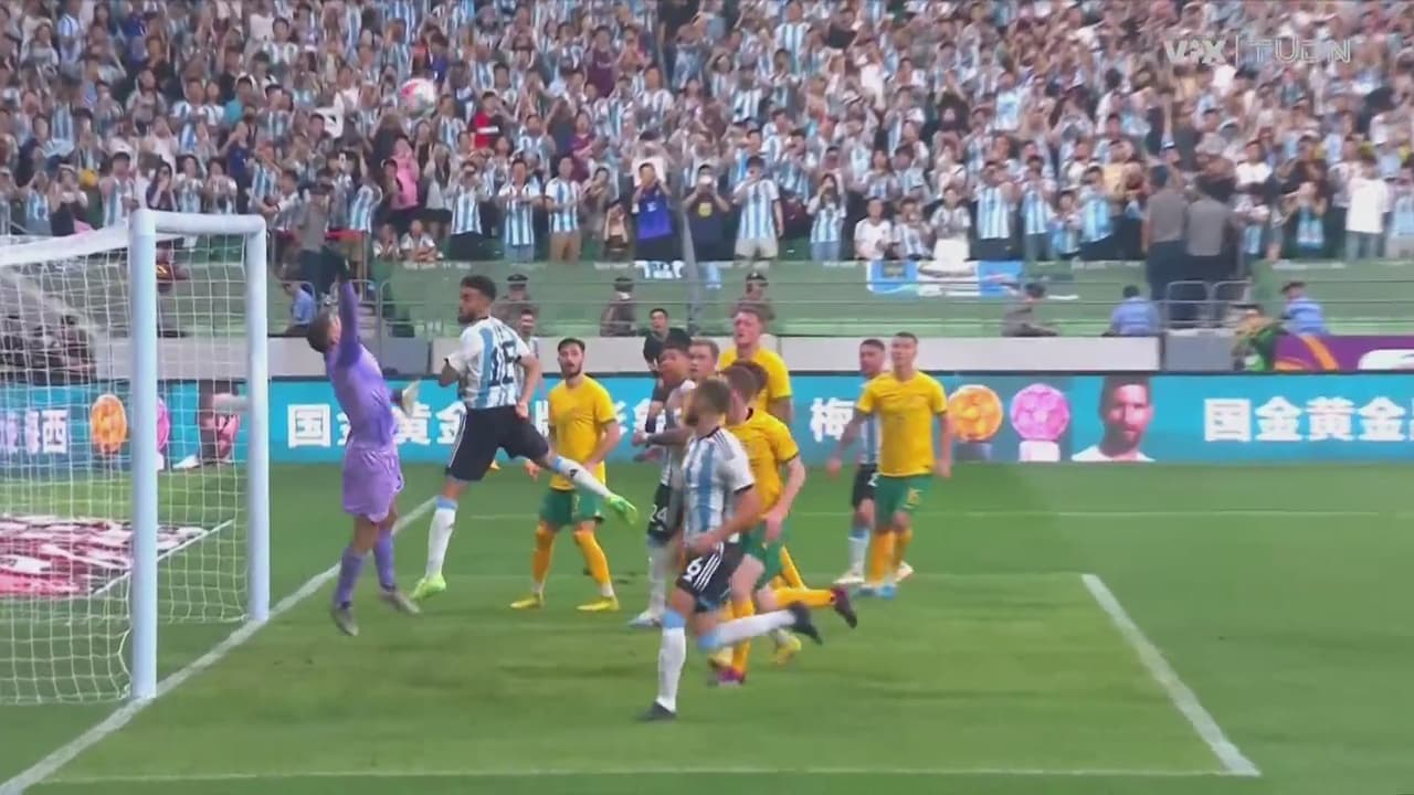 ¡Iba a ser un golazo! Messi estuvo cerca de un gol olímpico