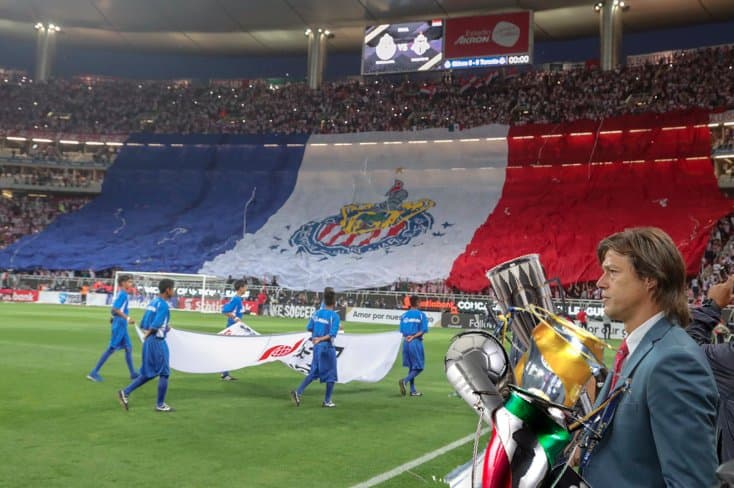 El equipo solo quería que su gente le ayudara a quitar a un intruso en un cuadro espectacular entre Matías Almeyda y la bandera gigante de su afición.