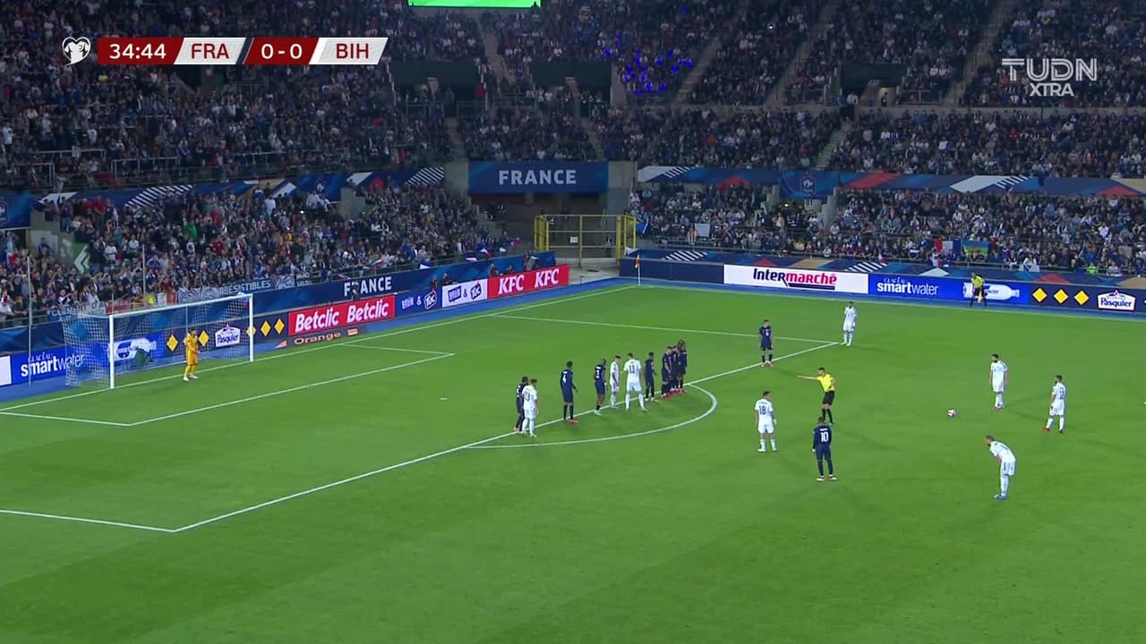 ¡TIRO ATAJADO! disparo por Miralem Pjanic.