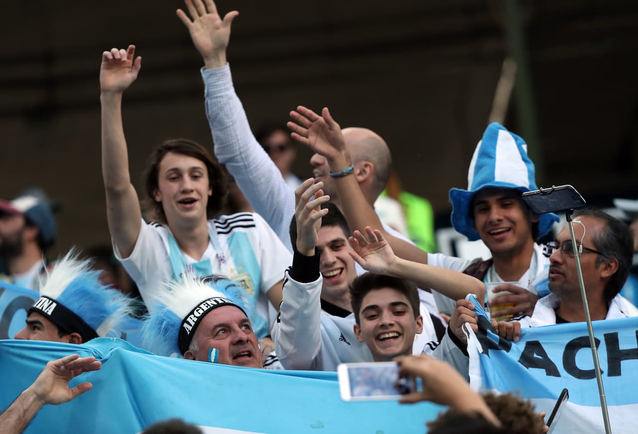 Los fanáticos de Argentina se aferran a la capacidad de Lionel Messi en su duelo contra Croacia, cuyos hinchas también hacen parte del colorido en el segundo partido de ambos equipos en Rusia 2018.