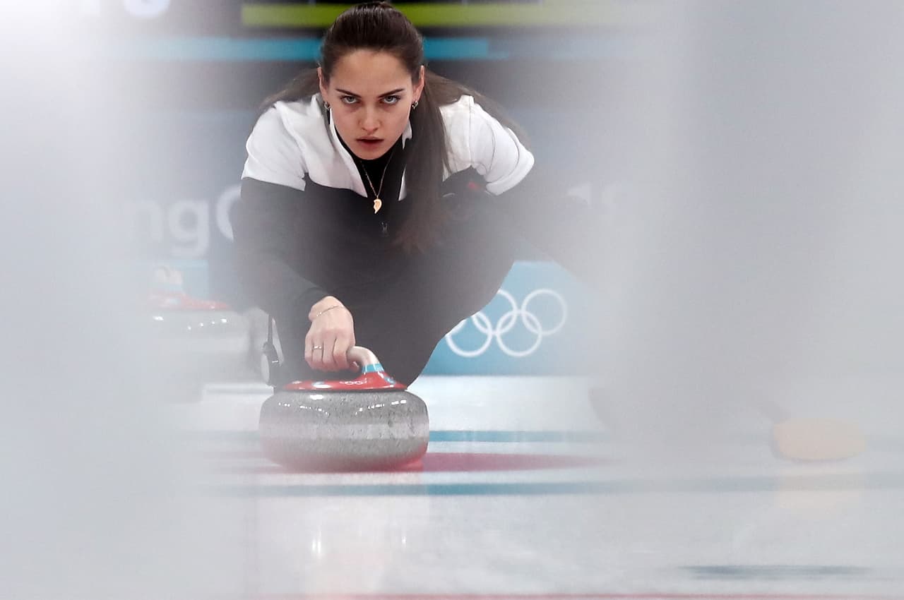 La rusa Anastasia Bryzgalova, de 25 años, ganó medalla de plata en dobles mixtos en curling, pero su parecido con la bella actriz Angelina Jolie ha sido un gran atractivo en los Olímpicos de Invierno.