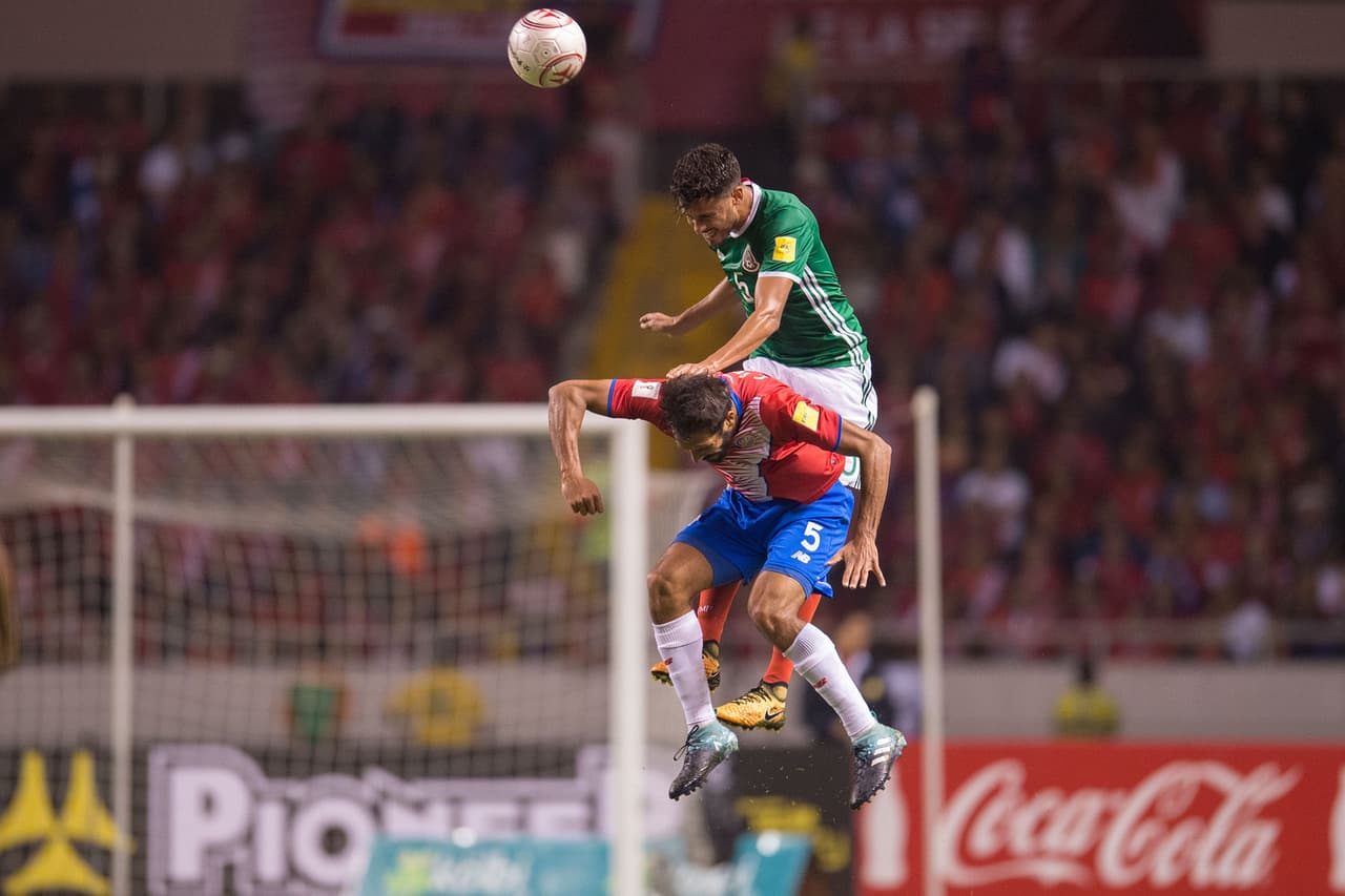 Osorio tiene un problema en la posición de medio de contención solitario, pues Diego Reyes 
<b>suele fallar muchos pases y sacó un 6.</b>