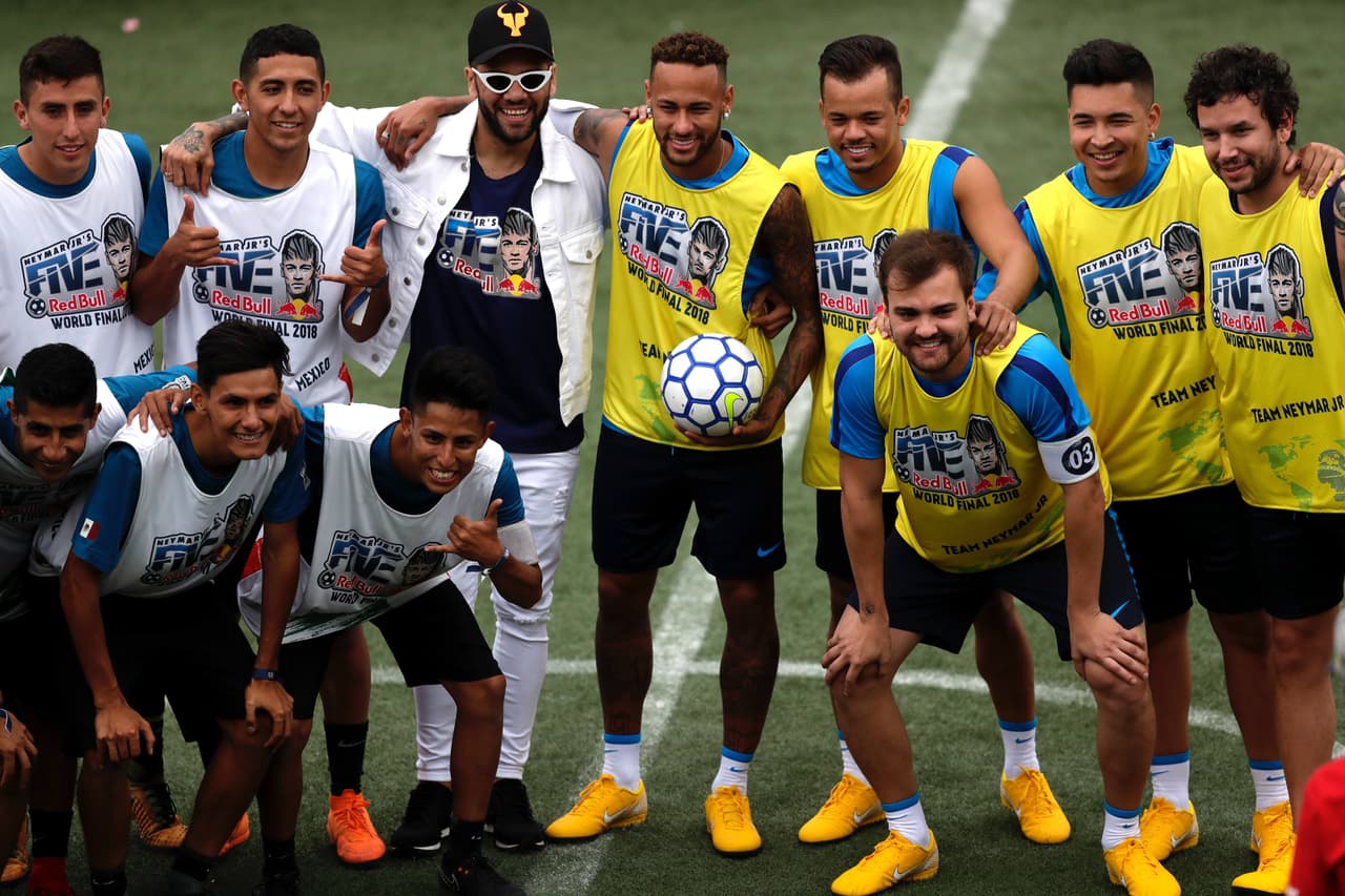 Además de Neymar llegó su compañero del PSG Dani Alves, que también compartió con los finalistas del torneo.