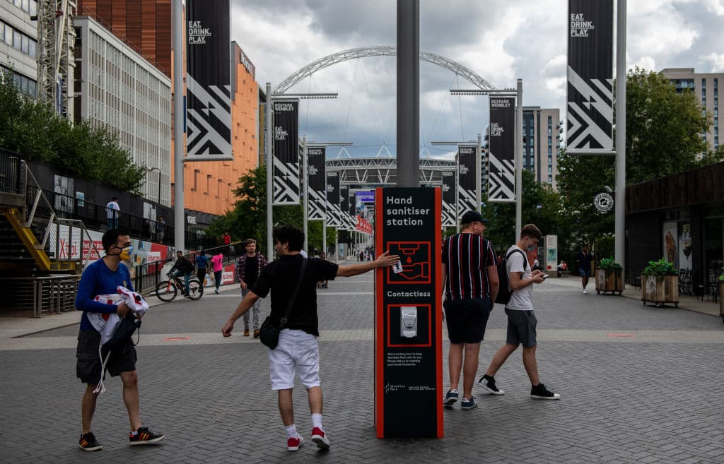 Cada que sea posible deberán lavar y desinfectar las manos.