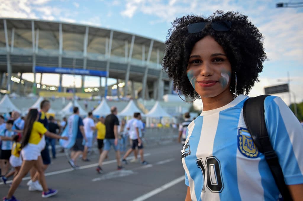 Fanáticos de Argentina y Colombia viven la antesala del juego entre ambas selecciones en Salvador (Bahía) por el Grupo B de la Copa América Brasil 2019.