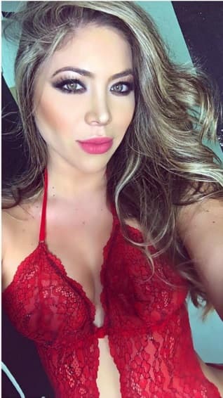 Daniela nació en Estados Unidos, pero desde pequeña vive en Colombia y le gustan todos los deportes, más el fútbol y su futbolista favorito es el delantero Radamel Falcao.