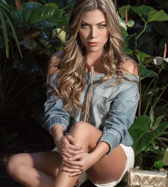 Daniela nació en Estados Unidos, pero desde pequeña vive en Colombia y le gustan todos los deportes, más el fútbol y su futbolista favorito es el delantero Radamel Falcao.