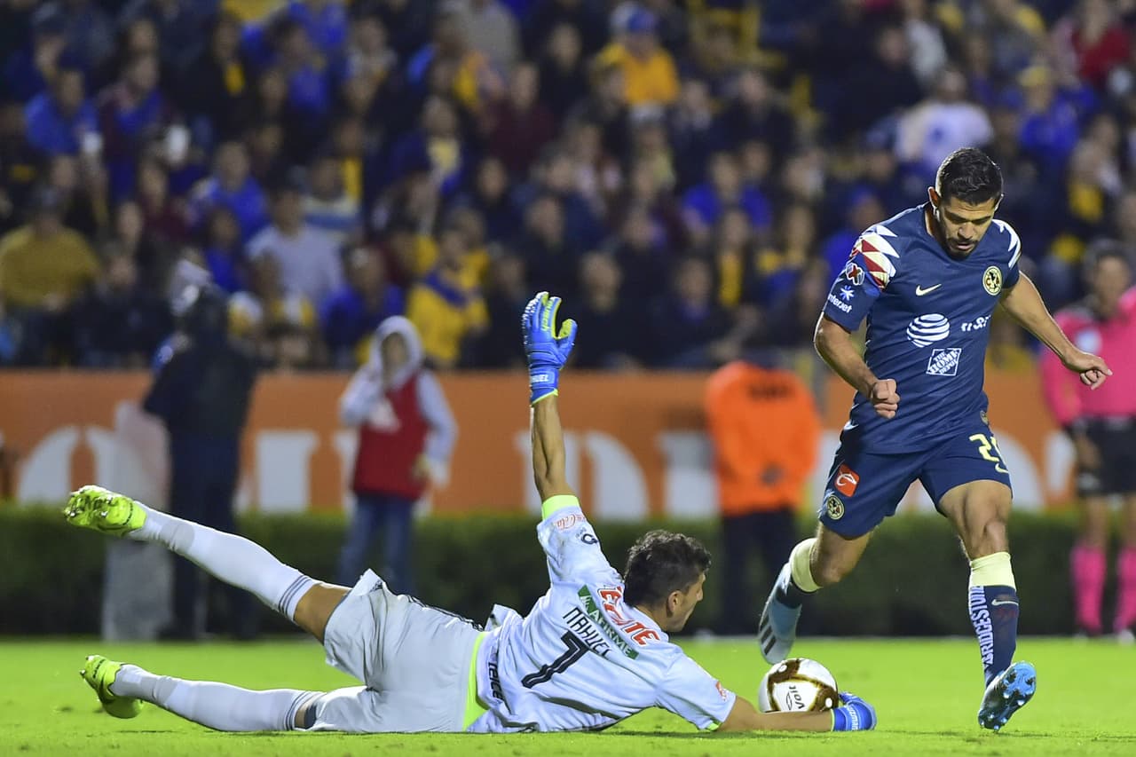 Nahuel Guzmán amarga a Henry Martín al quitarle el balón en un mano a mano; el del América estaba en fuera de lugar.