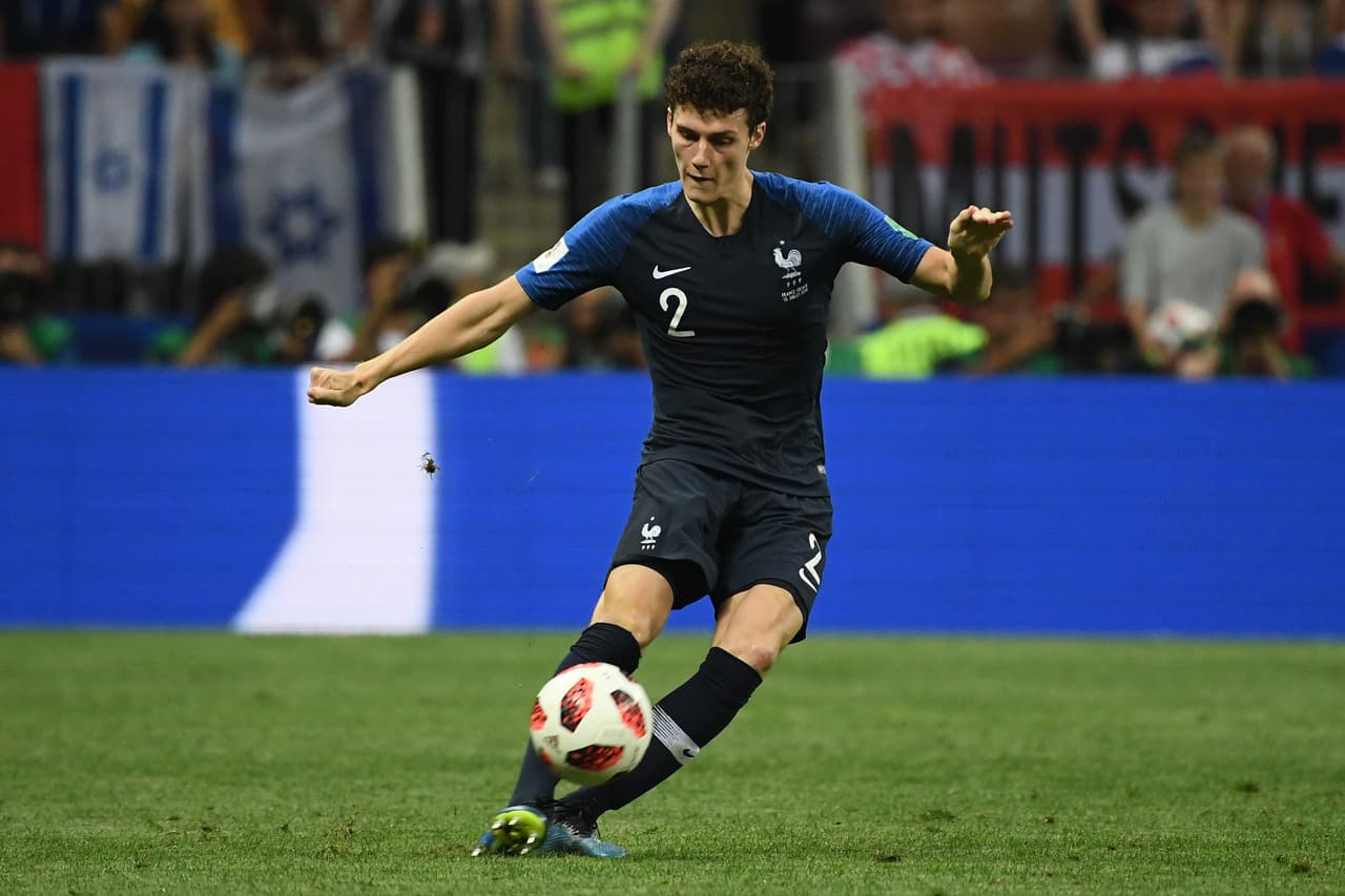 Las posibilidades de que Benjamin Pavard se quede en el Stuttgart parecen pocas. En Alemania aseguran que su paso al Bayern Múnich sigue estando en pie.