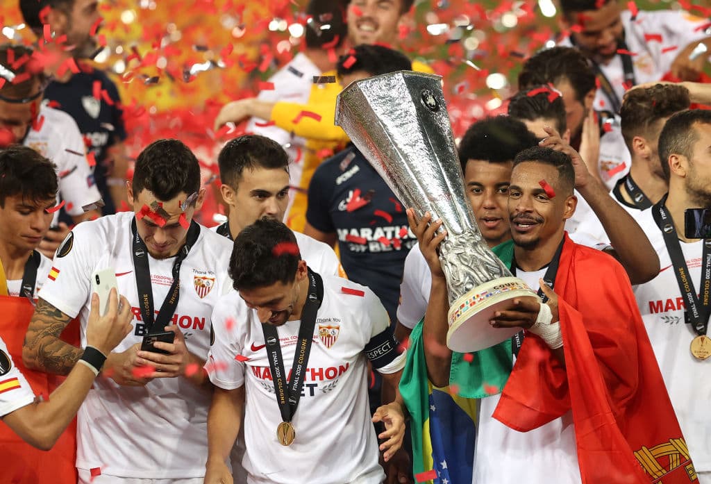 De las 44 ediciones que se han jugado, el representante de la Europa League ha levantado el trofeo de la Supercopa 20 ocasiones.