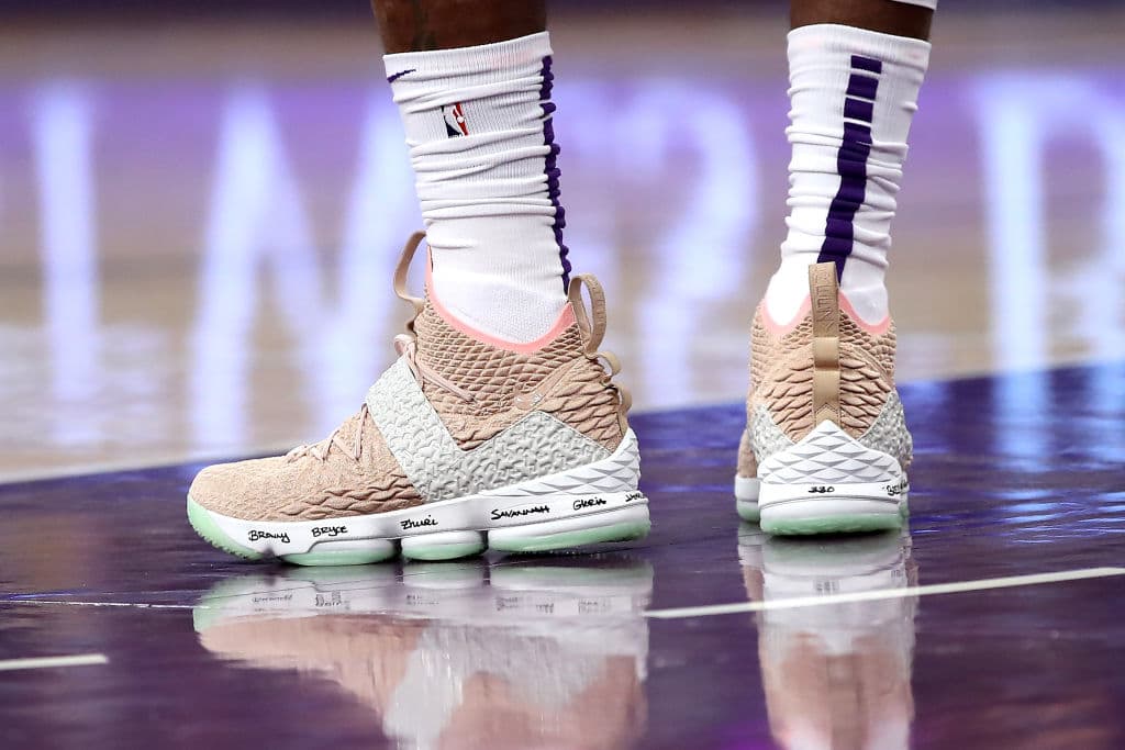 De colores, con dedicación o camuflados, los diseños de los mejores basquetbolistas del mundo.