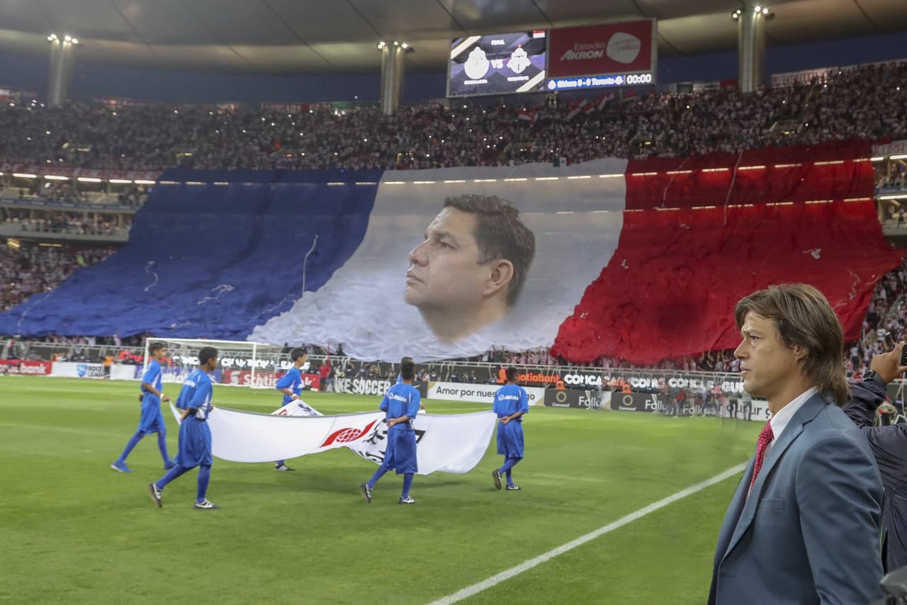 El equipo solo quería que su gente le ayudara a quitar a un intruso en un cuadro espectacular entre Matías Almeyda y la bandera gigante de su afición.