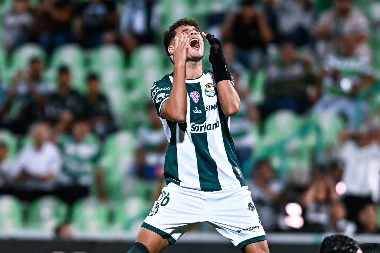 Abandonan y abuchean a Santos en el Corona