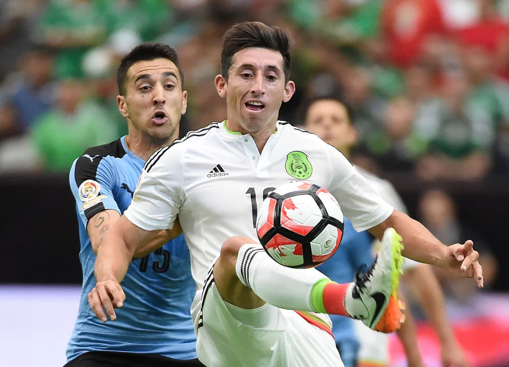 Uruguayos y mexicanos no estaban resignados con el empate y en un partido abierto y vertiginoso se lanzaron al ataque, en un toma y dame emotivo para los espectadores.