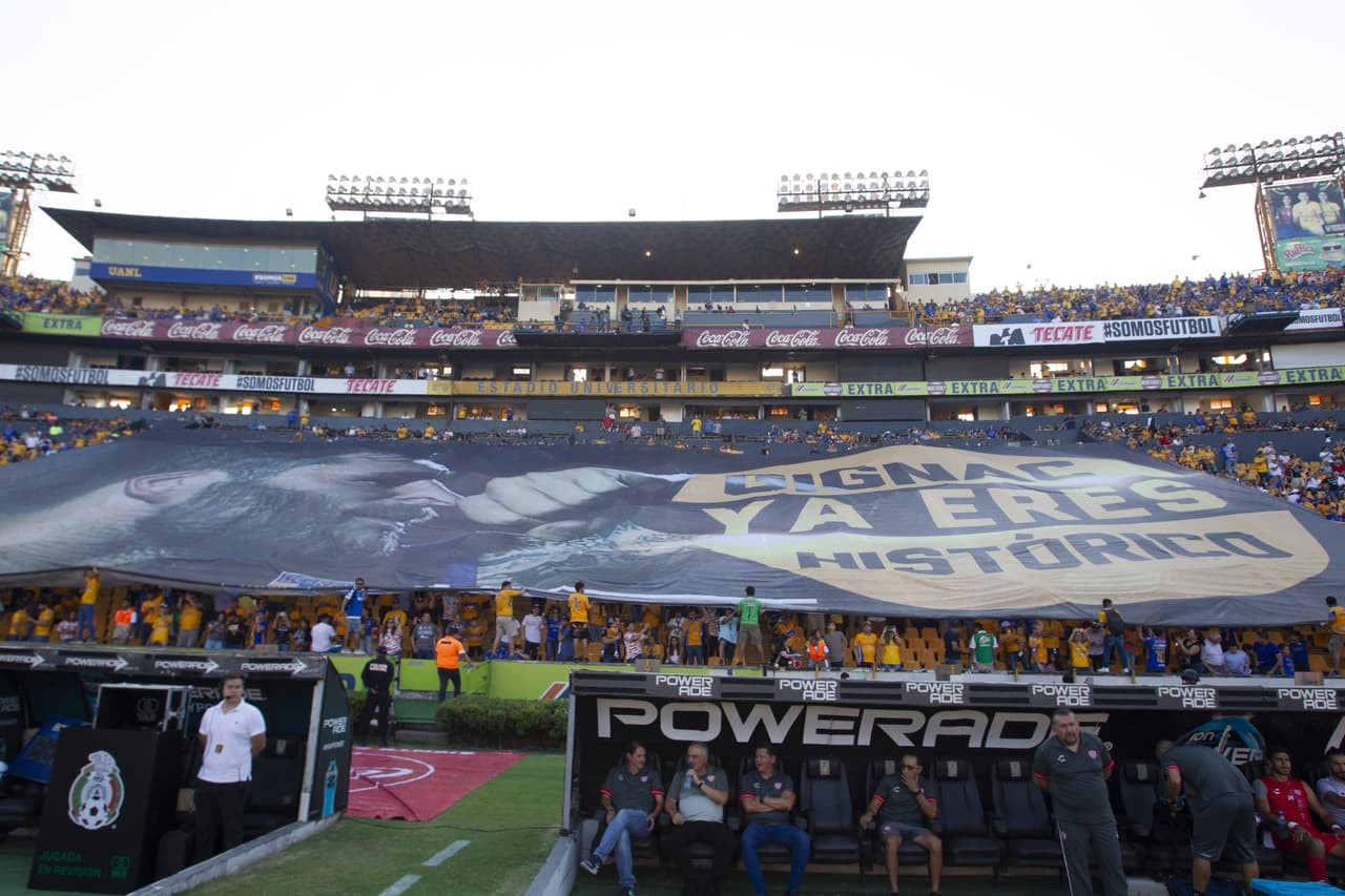 En otra zona del inmueble se apreció una manta con la leyenda: "Gignac ya eres histórico"