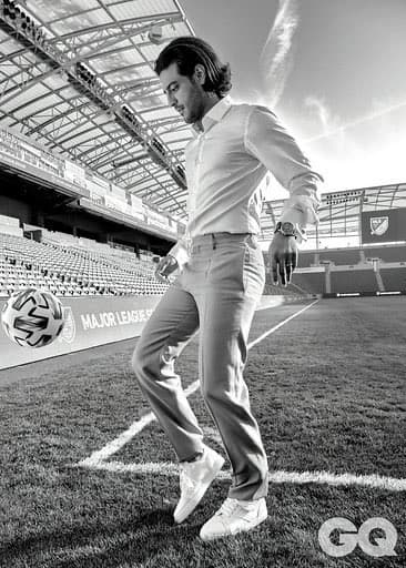 Sin pensarlo dos veces, habló, como tantas veces lo ha hecho, de su amor por el básquetbol, deporte que le hubiera gustado tener como profesión, en lugar del futbol.