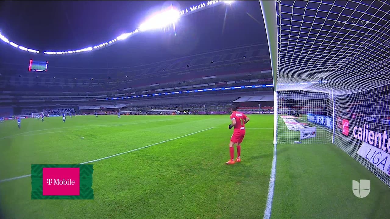 Arranca el partido y la pelota está en juego.